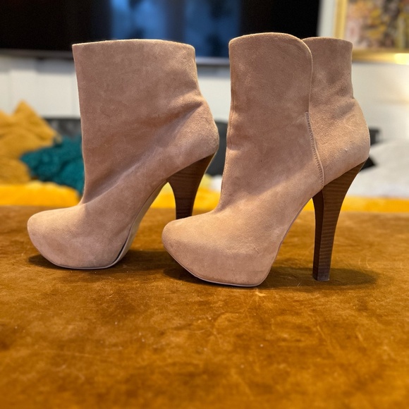 NEW! BEBE Camel/Tan Suede Leather High Heeled Platform Booties - Picture 4 of 4